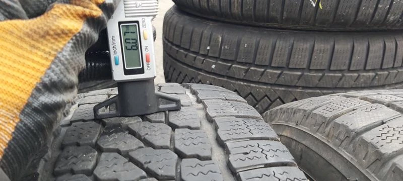 Гуми Зимни 235/65R16, снимка 4 - Гуми и джанти - 31257367