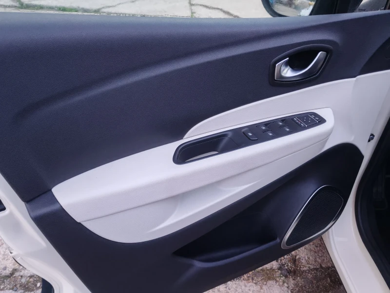 Renault Captur Euro 6, снимка 15 - Автомобили и джипове - 52513639