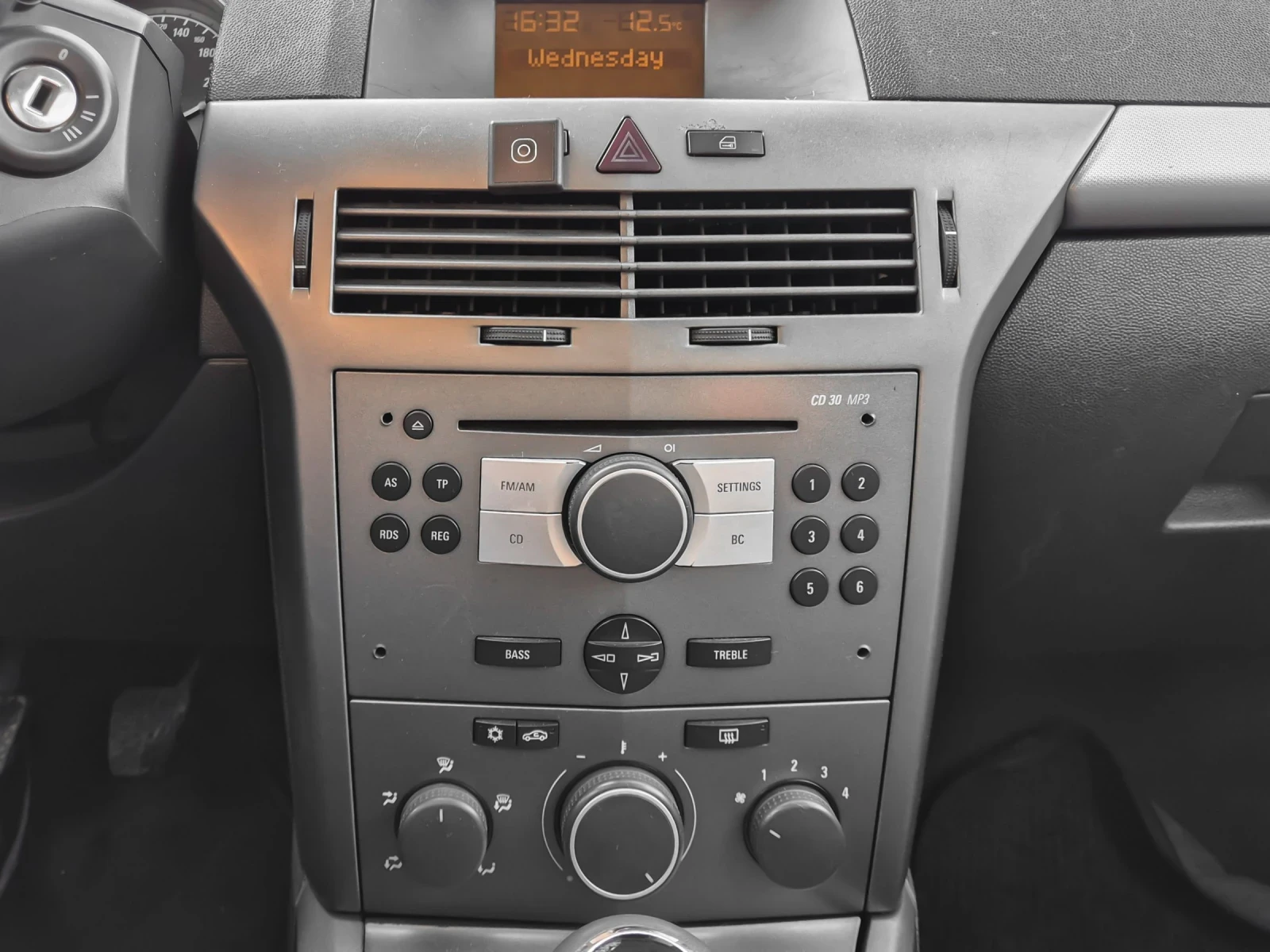 Opel Astra 1.6 Газ/Бензин Обслужена, снимка 7 - Автомобили и джипове - 53710851