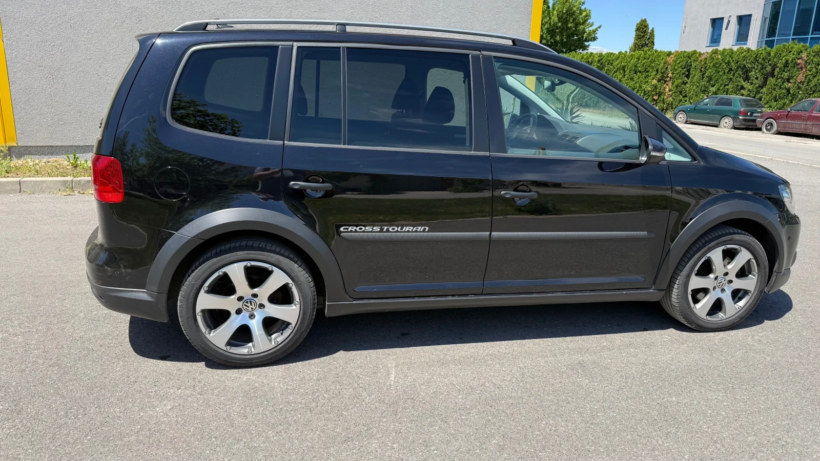 VW Touran 2.0TDI CROSS DSG, снимка 3 - Автомобили и джипове - 54730696