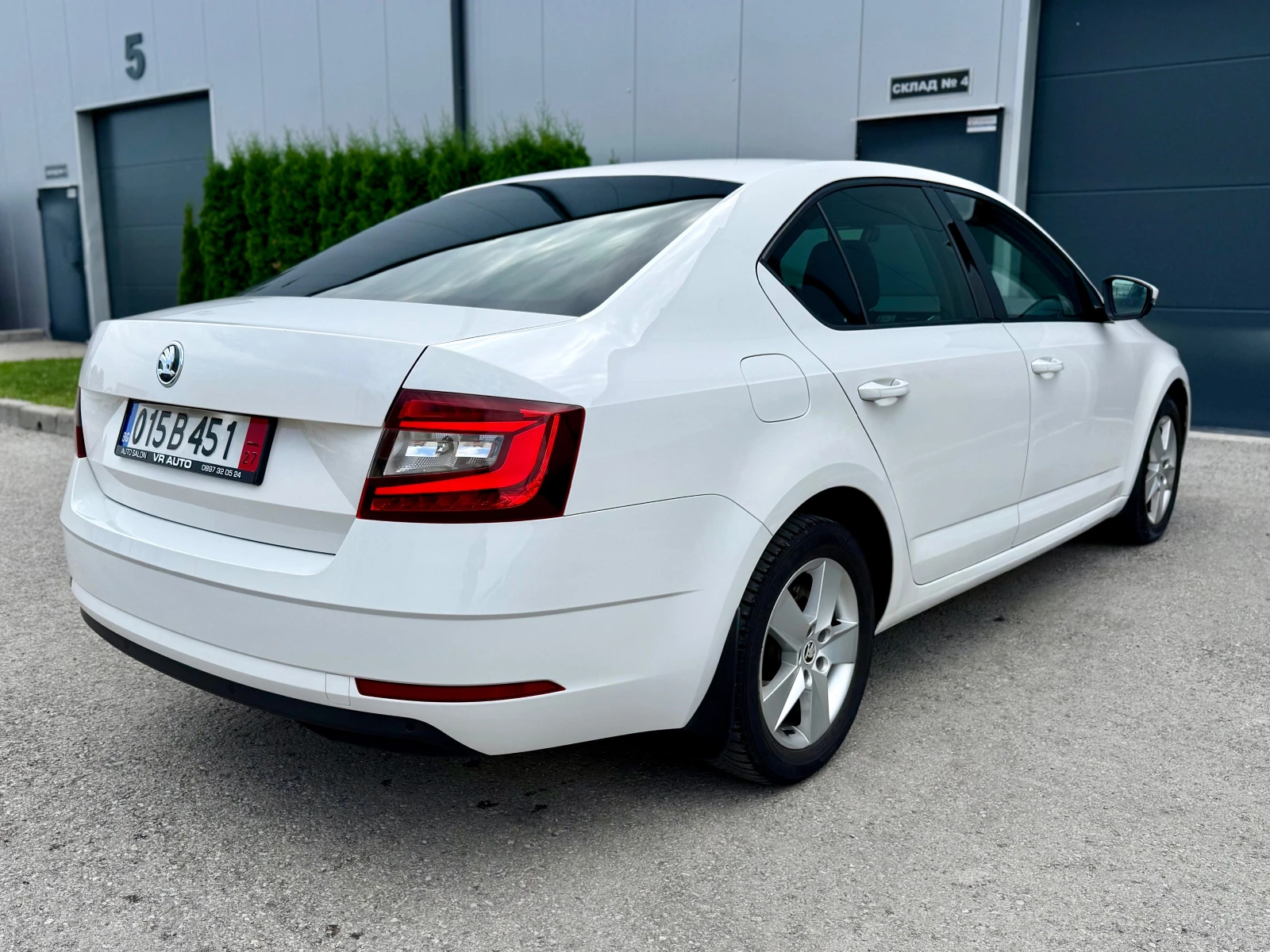 Skoda Octavia 2.0TDI DSG DISTRONIC KEYLESS AMBIENT LED | Mobile.bg � ����������� 4