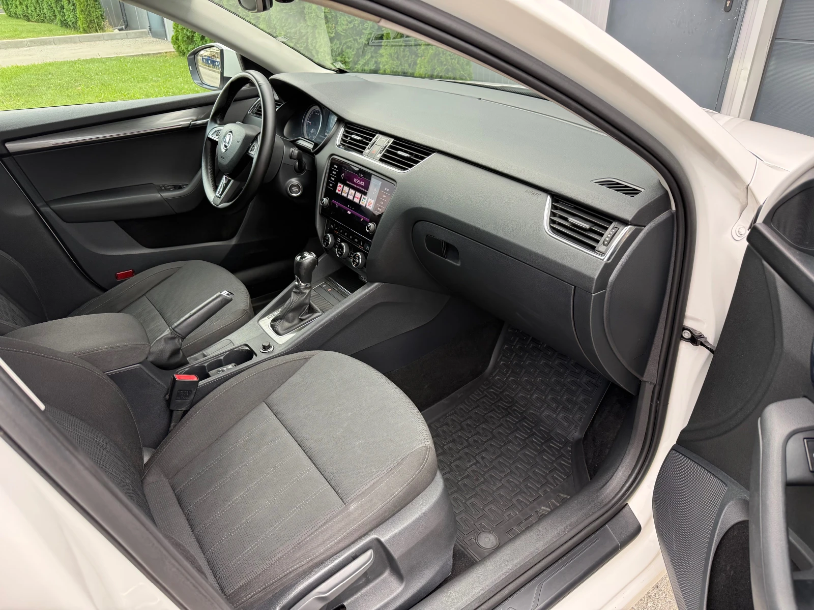 Skoda Octavia 2.0TDI DSG DISTRONIC KEYLESS AMBIENT LED | Mobile.bg � ����������� 8