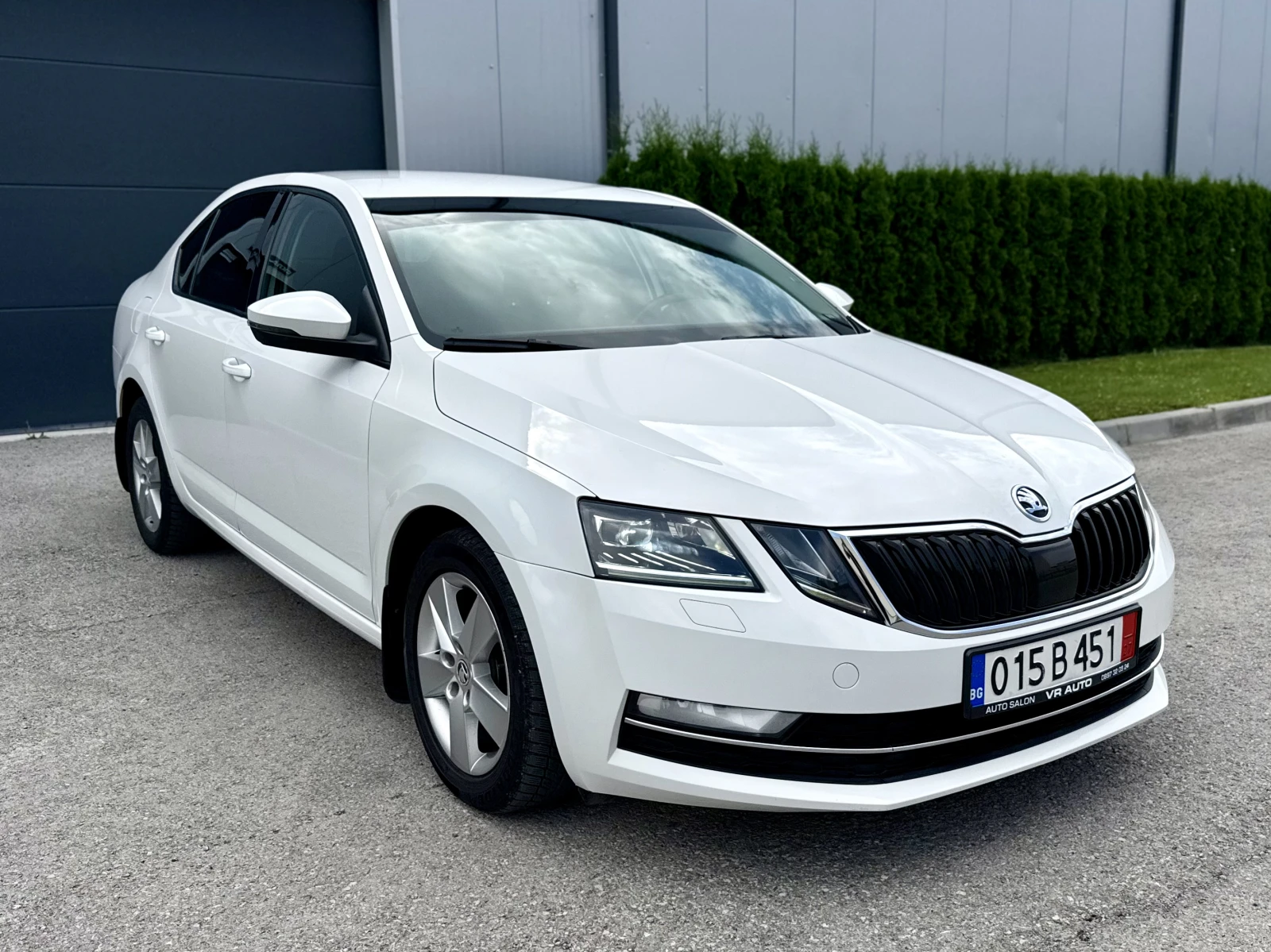 Skoda Octavia 2.0TDI DSG DISTRONIC KEYLESS AMBIENT LED | Mobile.bg � ����������� 1