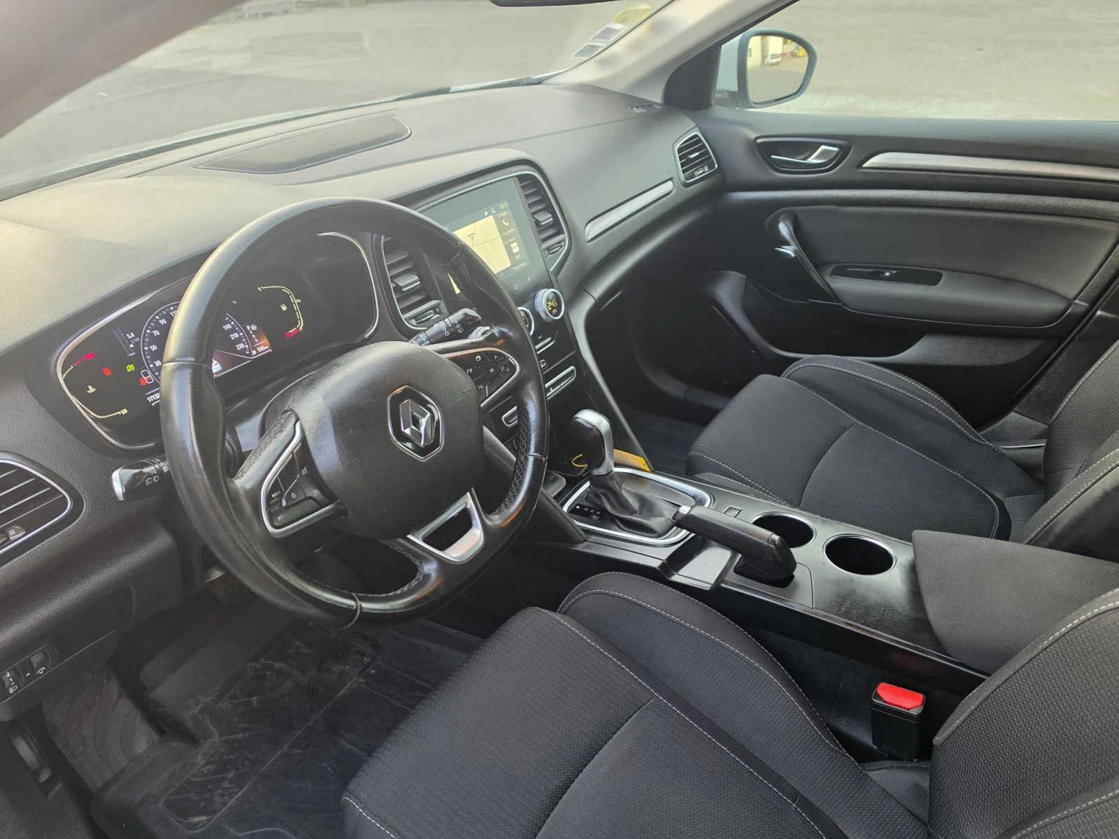 Renault Megane 1.5Blue DCi, снимка 8 - Автомобили и джипове - 56452006