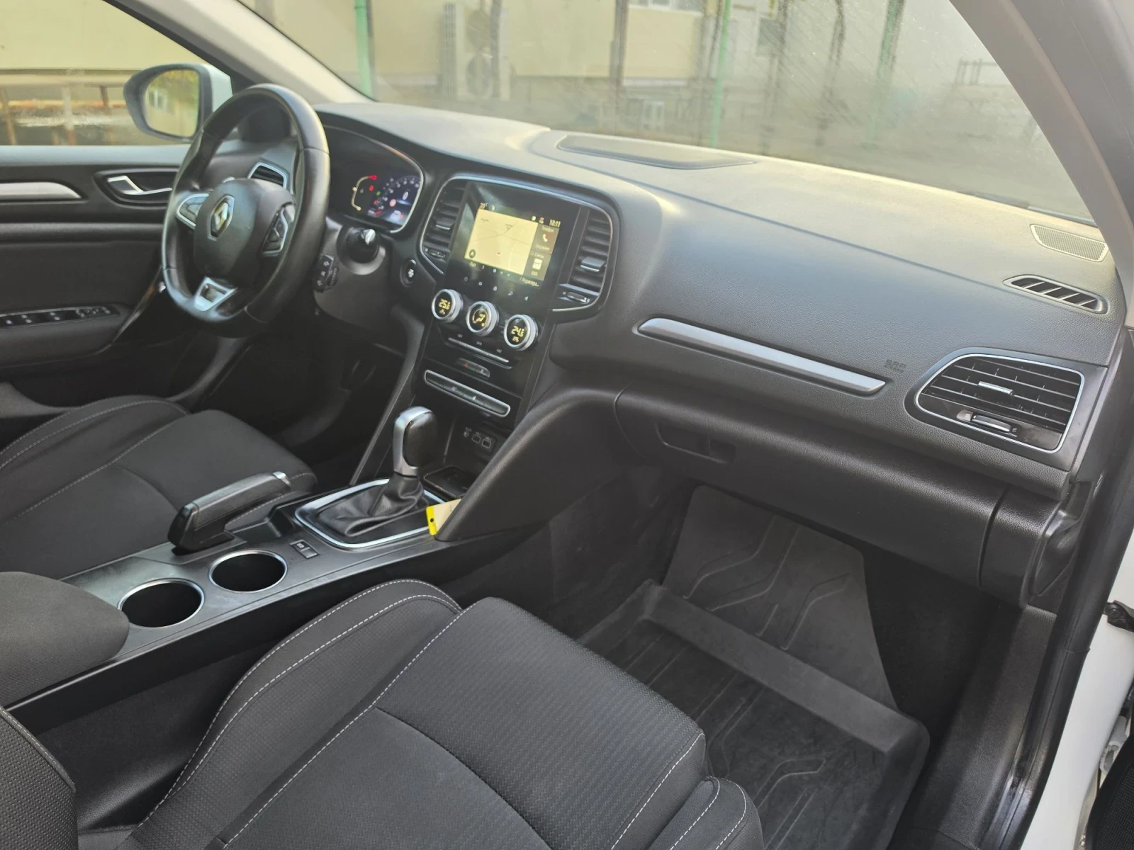 Renault Megane 1.5Blue DCi, снимка 10 - Автомобили и джипове - 56452006
