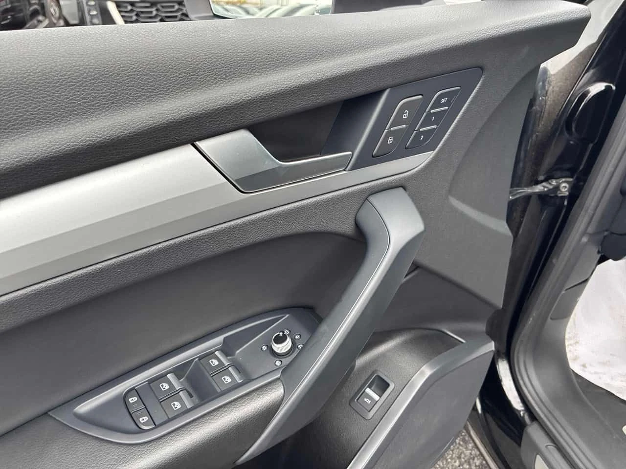 Audi Q5 Komfort / DISTRONIC / CAMERA / CARFAX / АВТОКРЕДИТ, снимка 12 - Автомобили и джипове - 55701486