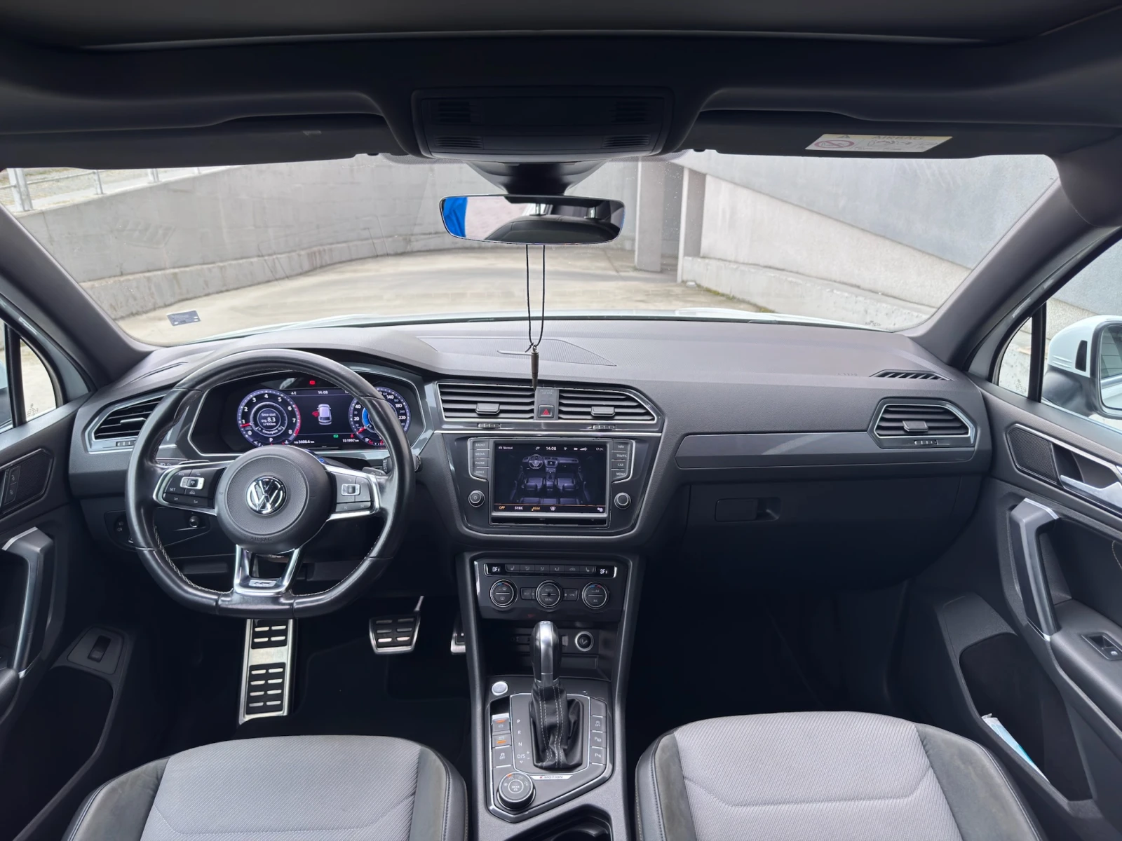 VW Tiguan 2.0TSI R-Line, снимка 11 - Автомобили и джипове - 56235048