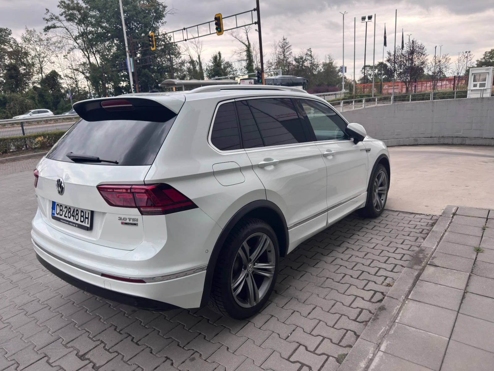 VW Tiguan 2.0TSI R-Line, снимка 5 - Автомобили и джипове - 56235048