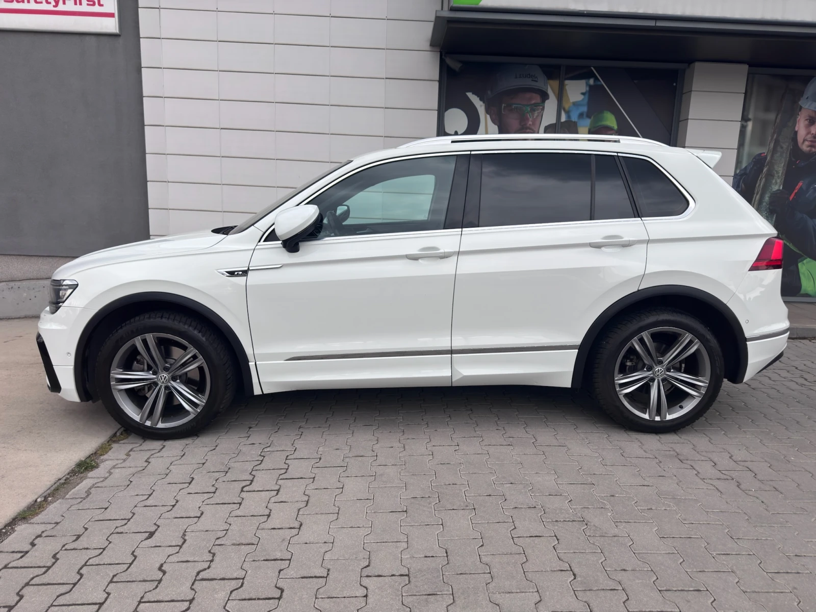 VW Tiguan 2.0TSI R-Line, снимка 3 - Автомобили и джипове - 56235048