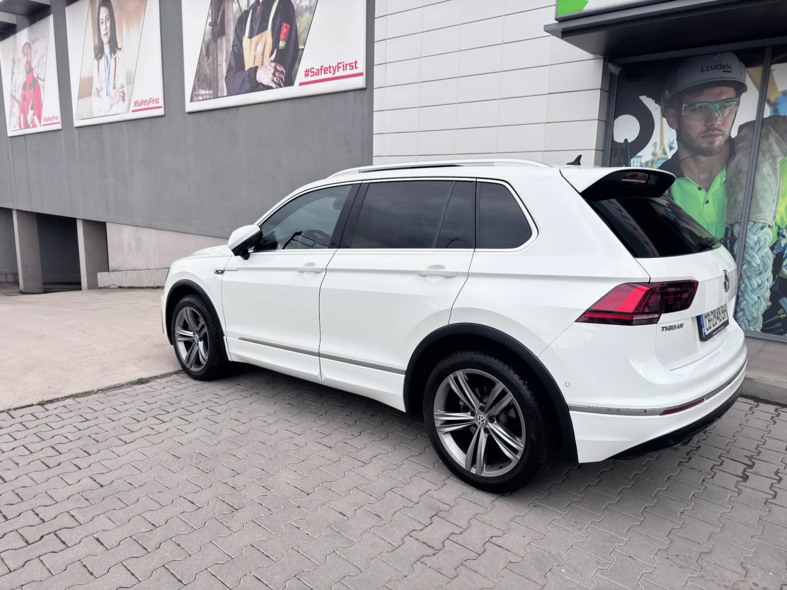 VW Tiguan 2.0TSI R-Line, снимка 2 - Автомобили и джипове - 56235048
