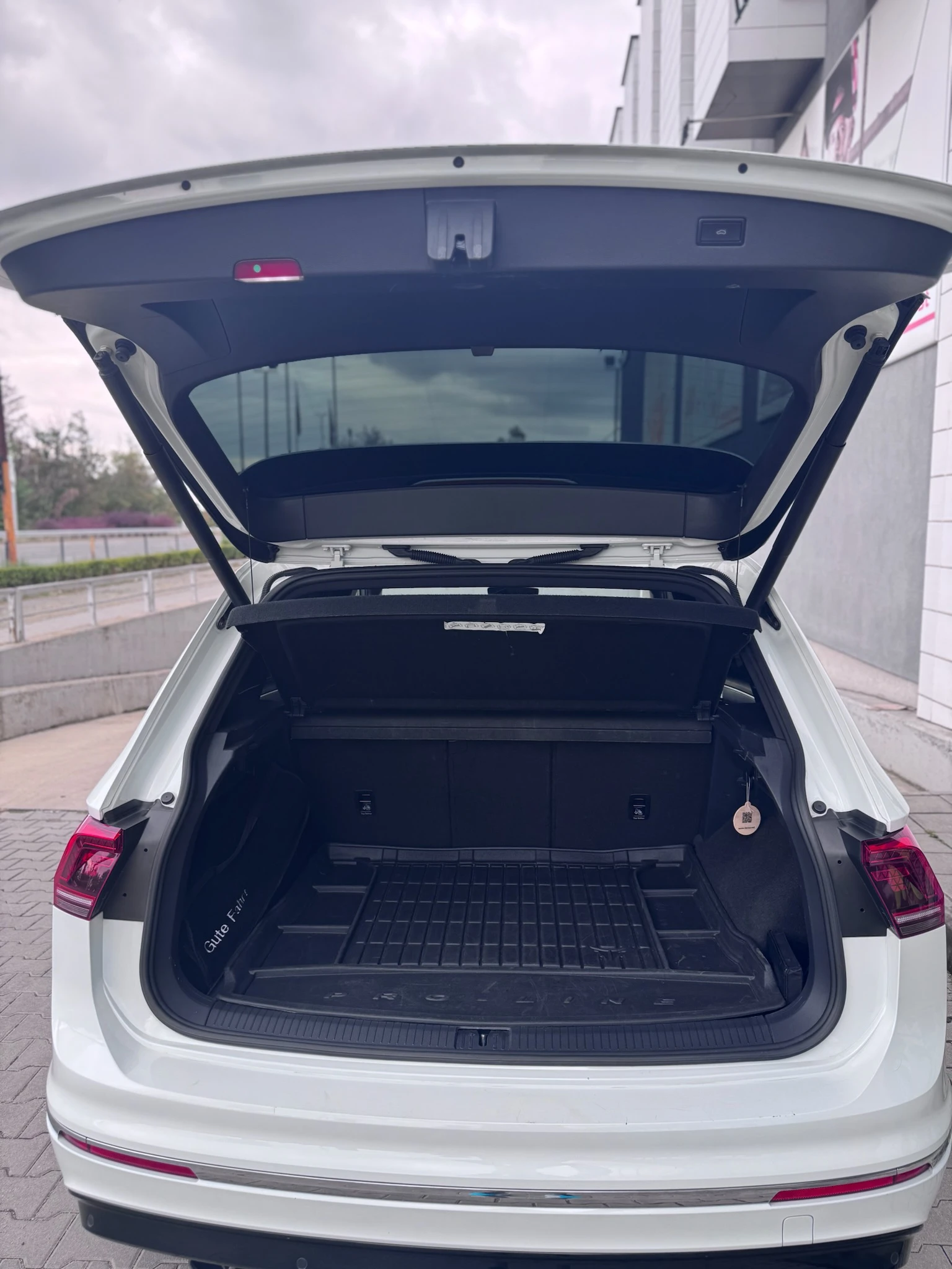 VW Tiguan 2.0TSI R-Line, снимка 8 - Автомобили и джипове - 56235048