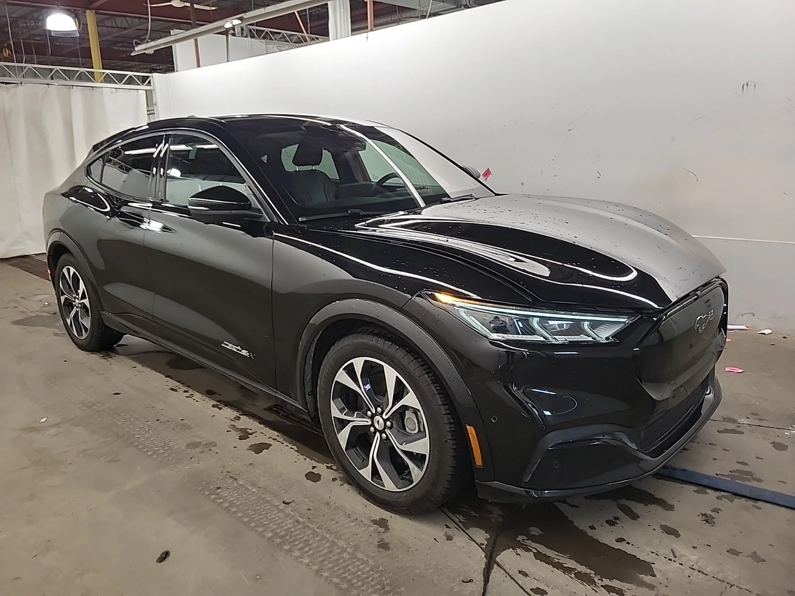 Ford Mustang Mach-E PREMIUM * * CARFAX * * АВТО КРЕДИТ * *  - изображение 2