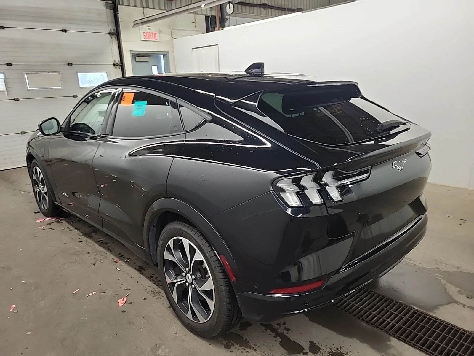 Ford Mustang Mach-E PREMIUM * * CARFAX * * АВТО КРЕДИТ * *  - изображение 4