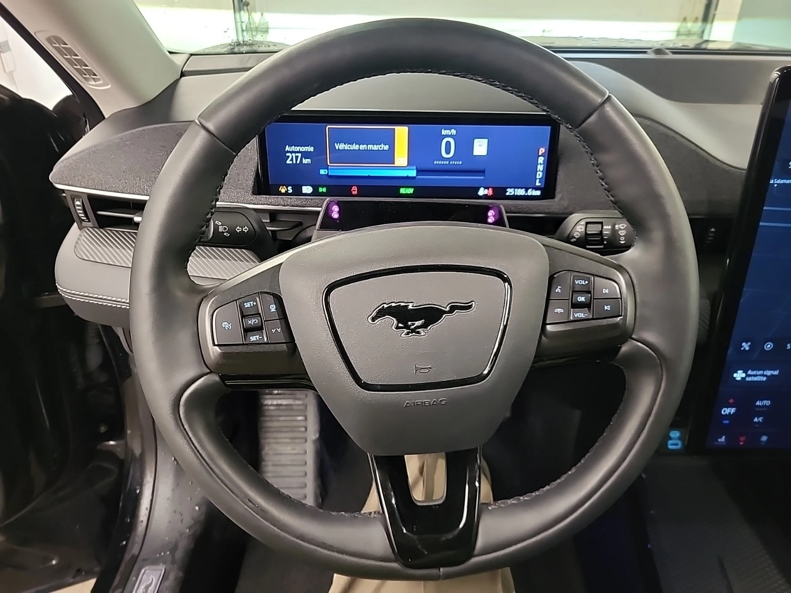 Ford Mustang Mach-E PREMIUM * * CARFAX * * АВТО КРЕДИТ * *  - изображение 6