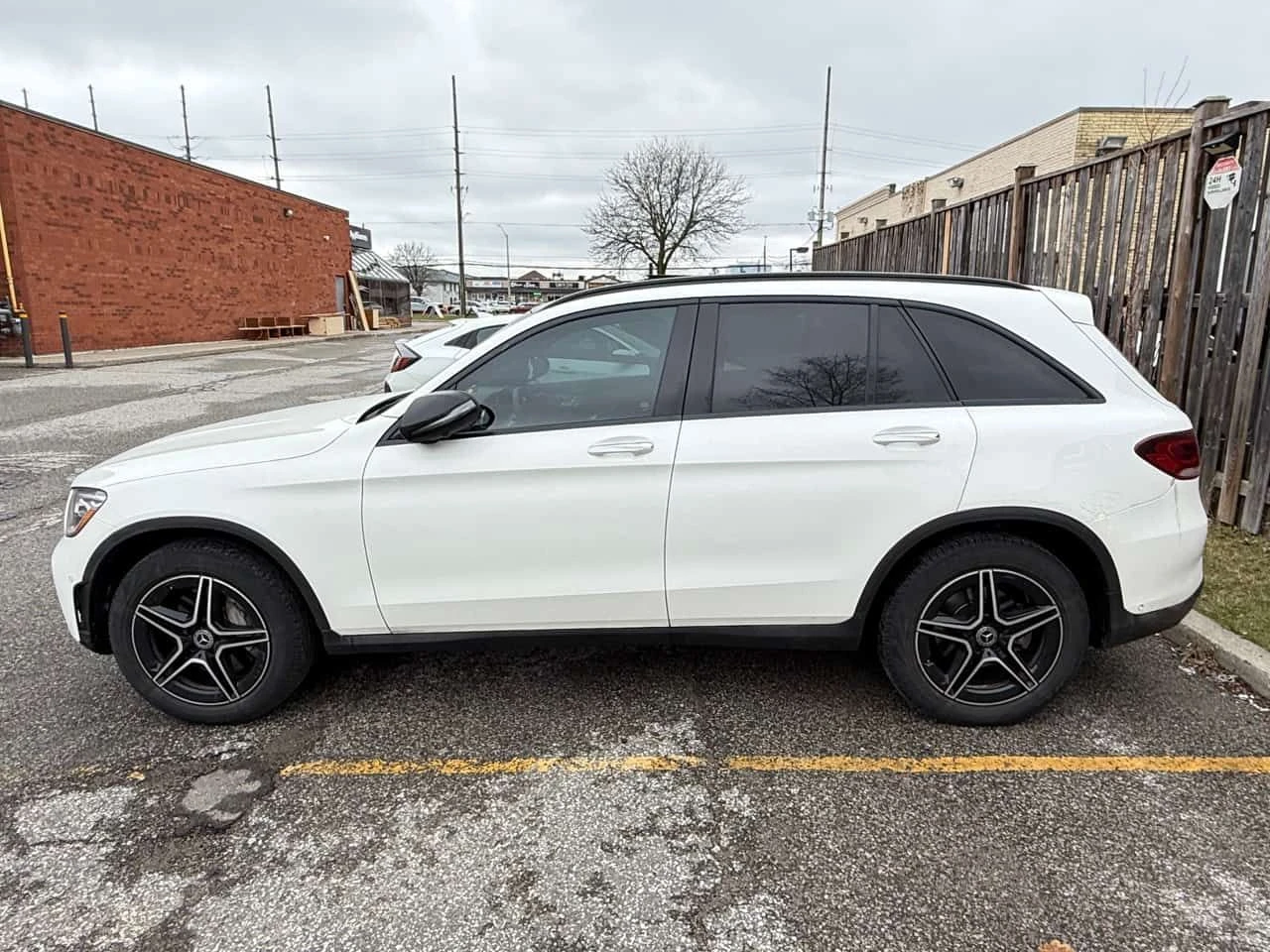 Mercedes-Benz GLC 300 4MATIC* DISTRONIC* 360КАМЕРИ* ПАНОРАМА* , снимка 2 - Автомобили и джипове - 54183167