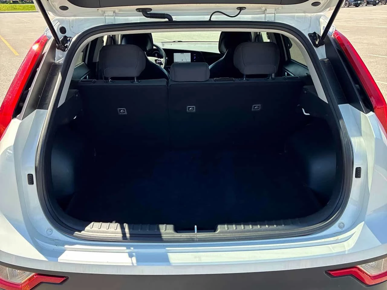 Kia Niro Premium/CARFAX/ДИСТРОНИК/ПОДГРЕВ//ФИНАНСИРАНЕ, снимка 12 - Автомобили и джипове - 54853523