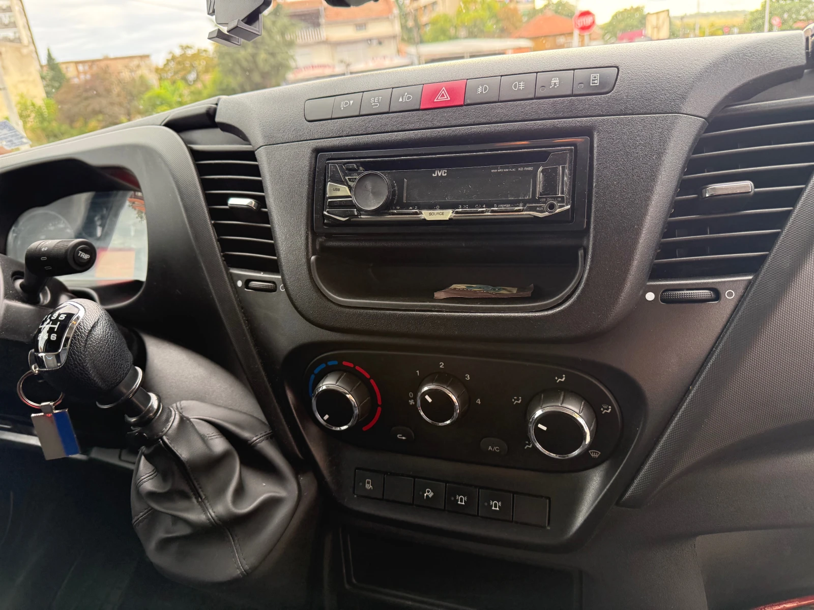 Iveco Daily 35S14 9 МЕСТА ЕВРО 6, снимка 10 - Бусове и автобуси - 56214938