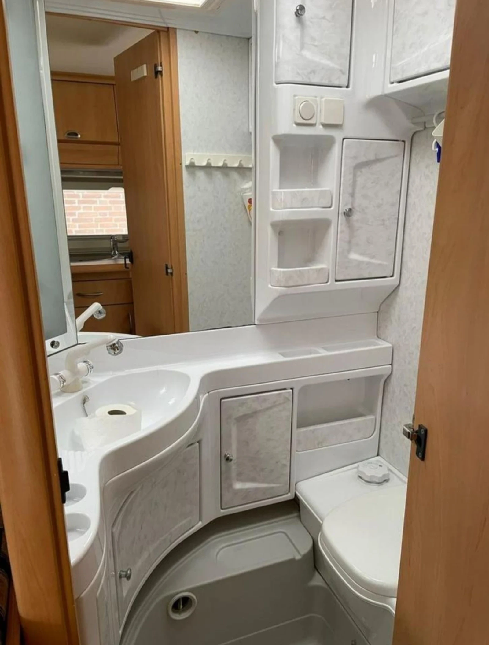 Каравана Hobby DeLuxe 440 Бойлер Душ Форселт Соларна Система, снимка 16 - Каравани и кемпери - 54097450