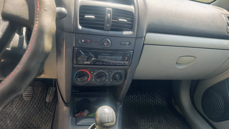 Renault Clio, снимка 6 - Автомобили и джипове - 51009278