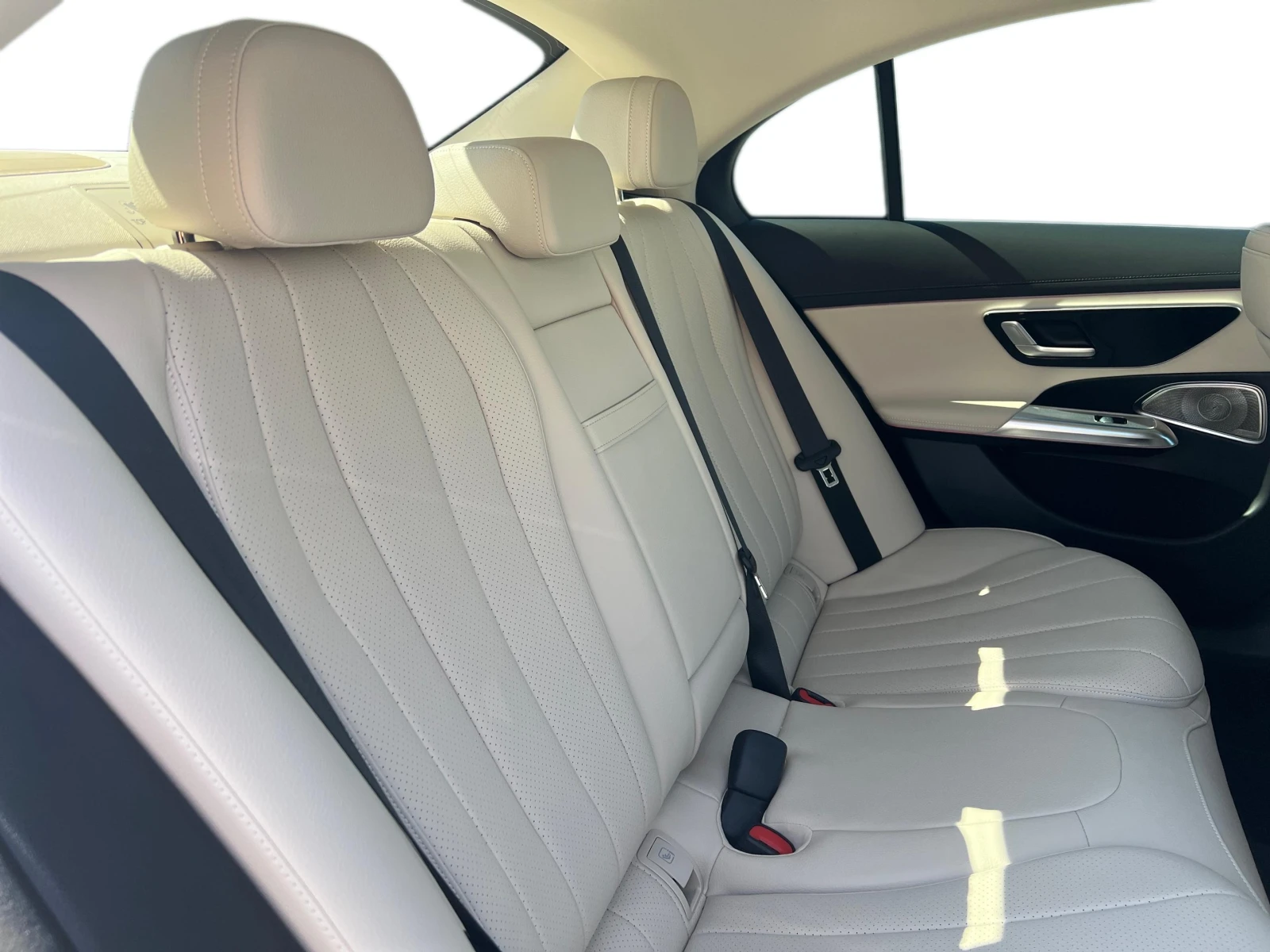 Mercedes-Benz E 200 4MATIC, снимка 12 - Автомобили и джипове - 53333981