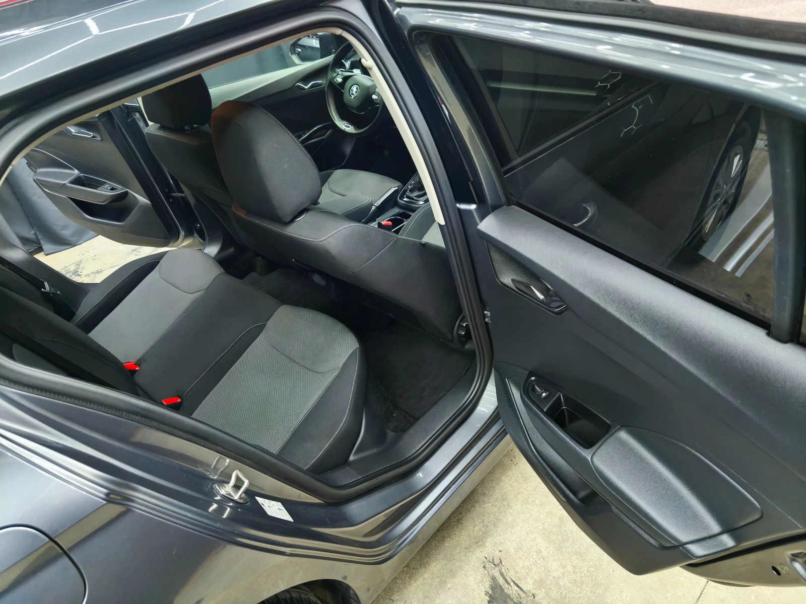 Skoda Fabia 1.0 TSI* LPG* DSG* Distronic* MATRIX* KEYLESS GO, снимка 14 - Автомобили и джипове - 54289874