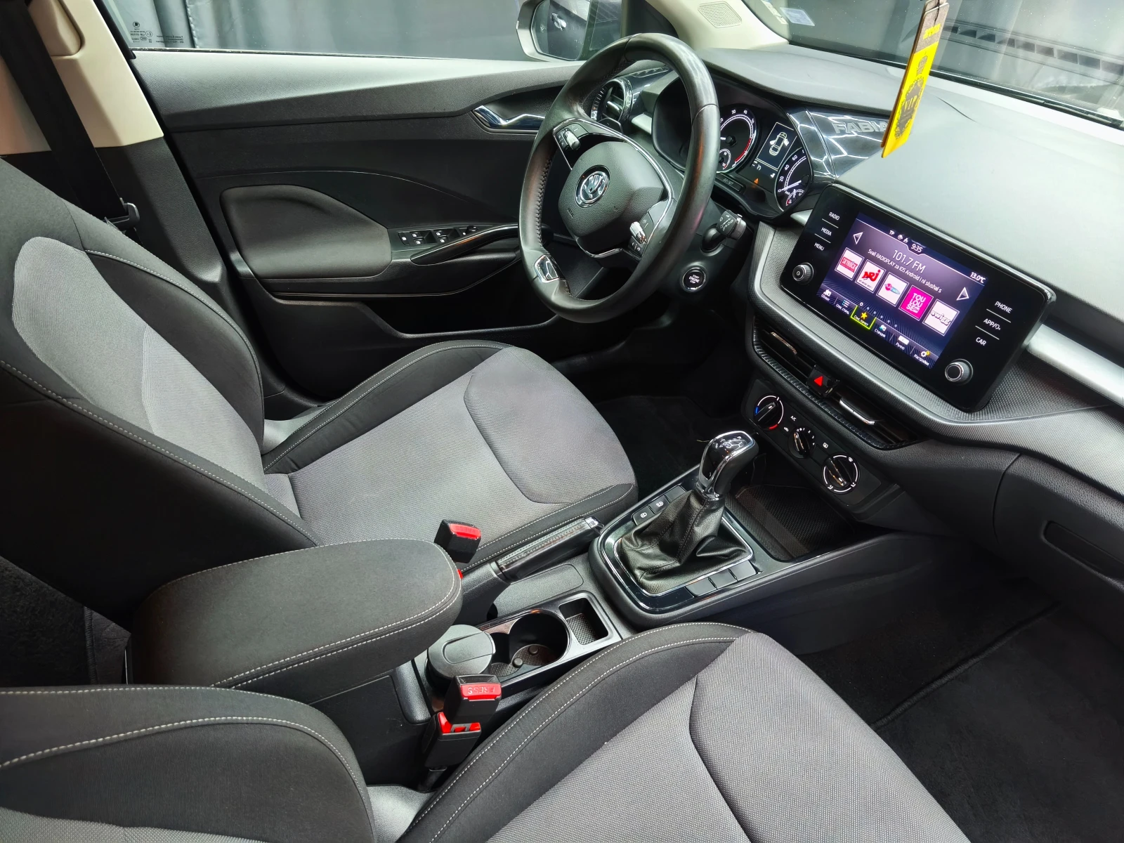 Skoda Fabia 1.0 TSI* LPG* DSG* Distronic* MATRIX* KEYLESS GO, снимка 11 - Автомобили и джипове - 54289874