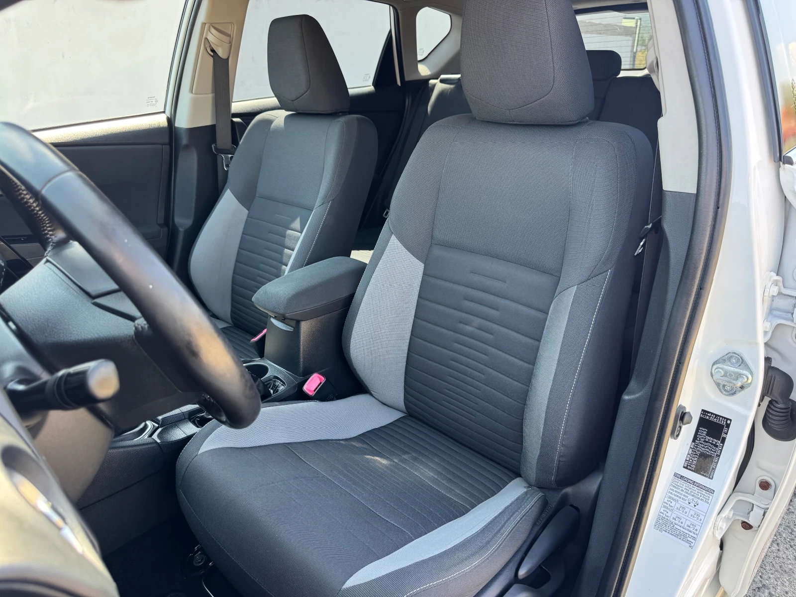 Toyota Auris 1.4 D4D * NAVI* CAMERA* KEYLESS* , снимка 13 - Автомобили и джипове - 56018869