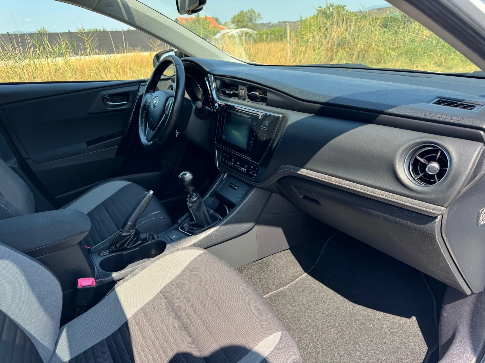 Toyota Auris 1.4 D4D * NAVI* CAMERA* KEYLESS* , снимка 12 - Автомобили и джипове - 56018869