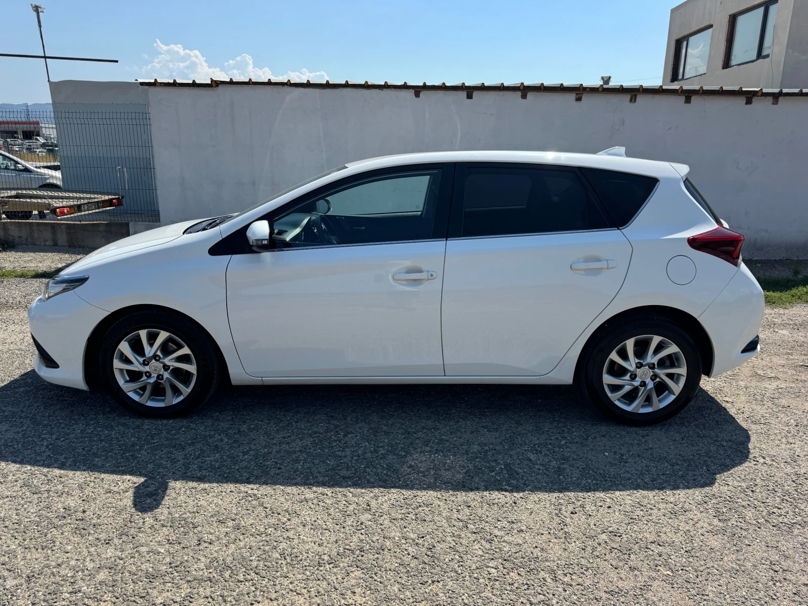 Toyota Auris 1.4 D4D * NAVI* CAMERA* KEYLESS* , снимка 8 - Автомобили и джипове - 56018869