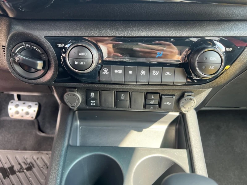Toyota Hilux 2.8 D-4D/GR SPORT/DOUBLE CAB/JBL/360/LED/, снимка 13 - Автомобили и джипове - 51270669