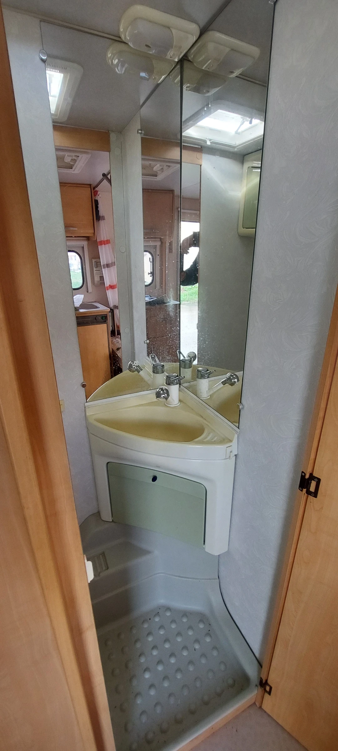 Каравана Sterckeman, снимка 8 - Каравани и кемпери - 53779857