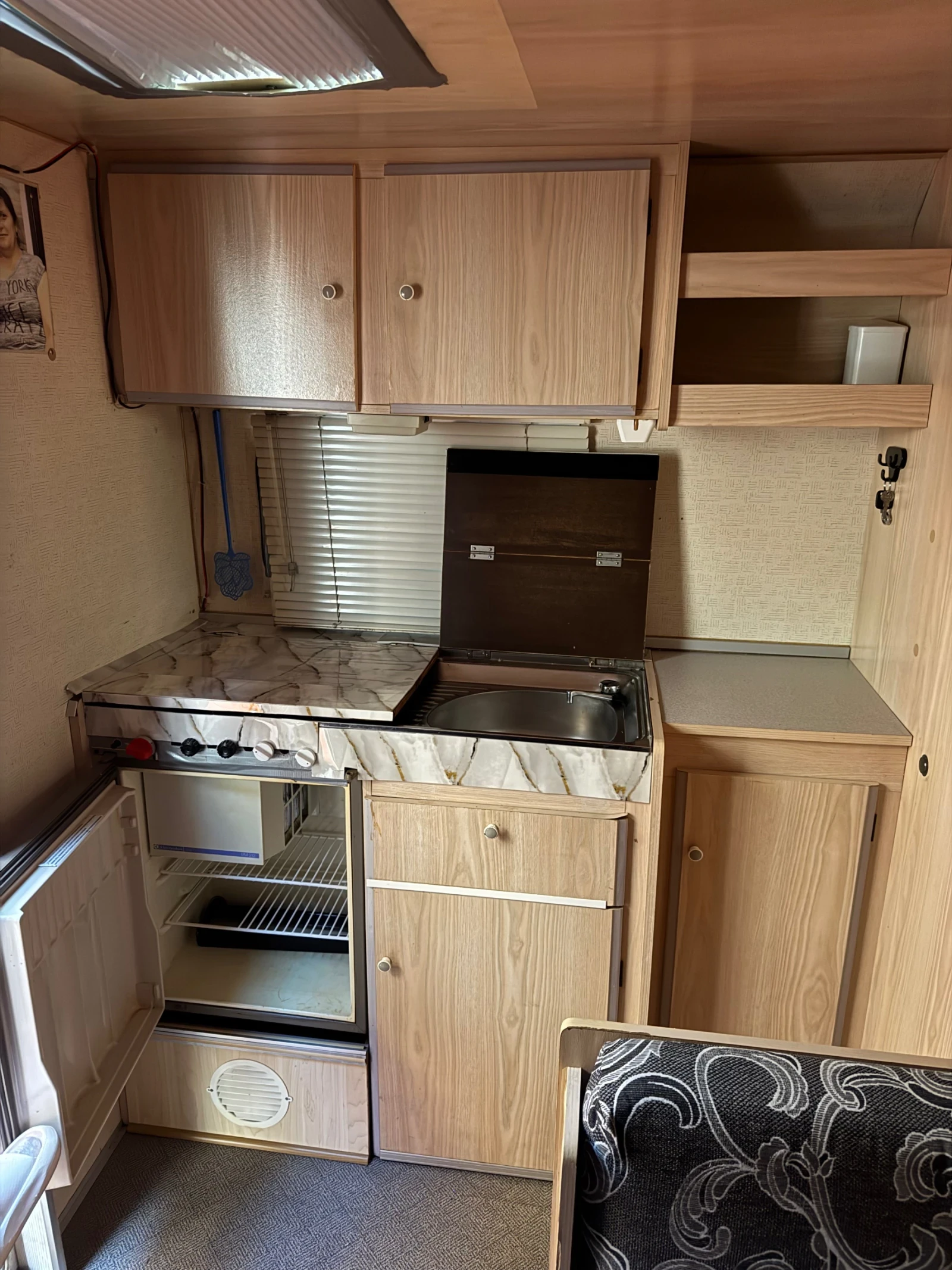 Каравана Caravelair A 4205, снимка 8 - Каравани и кемпери - 54239427