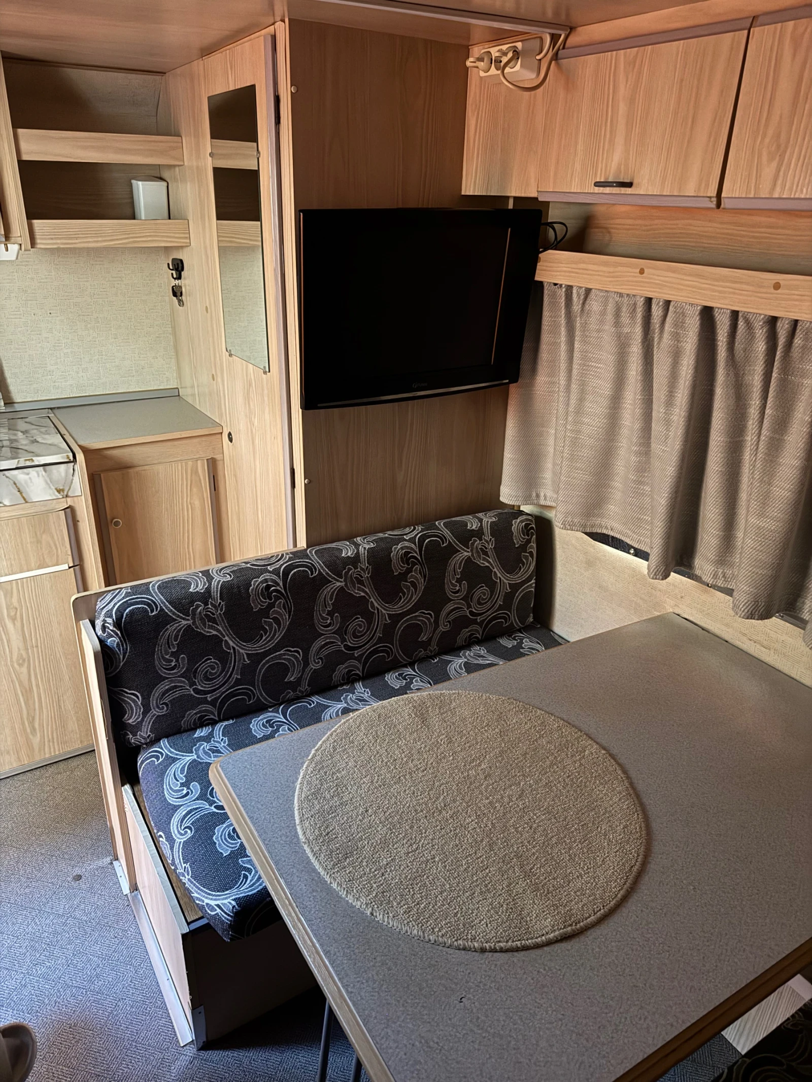 Каравана Caravelair A 4205, снимка 5 - Каравани и кемпери - 54239427