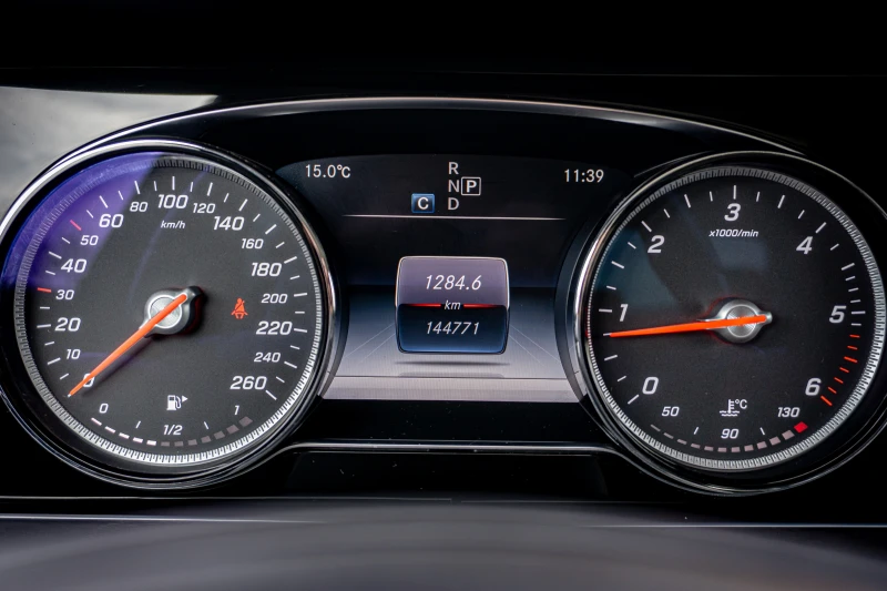 Mercedes-Benz E 220 РЕГИСТРИРАНА-ПЕРФЕКТНА-ГАРАНЦИЯ, снимка 14 - Автомобили и джипове - 52390438