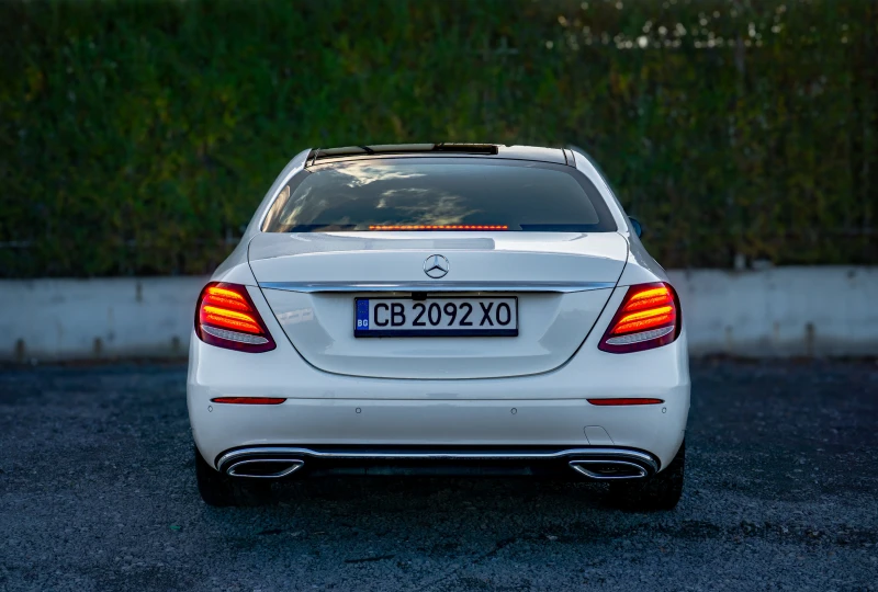 Mercedes-Benz E 220 РЕГИСТРИРАНА-ПЕРФЕКТНА-ГАРАНЦИЯ, снимка 5 - Автомобили и джипове - 52390438