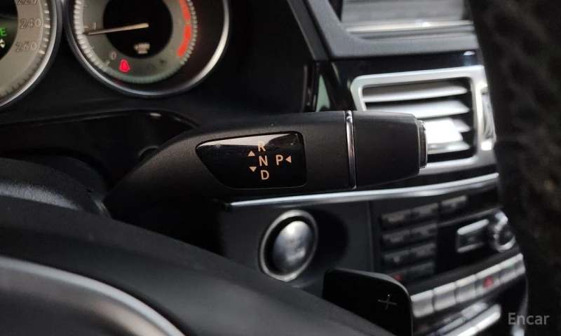 Mercedes-Benz E 220, снимка 9 - Автомобили и джипове - 52908638