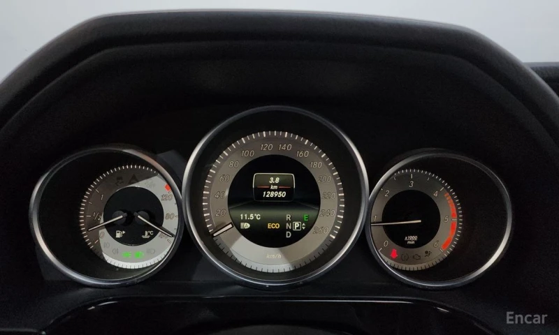 Mercedes-Benz E 220, снимка 8 - Автомобили и джипове - 52908638