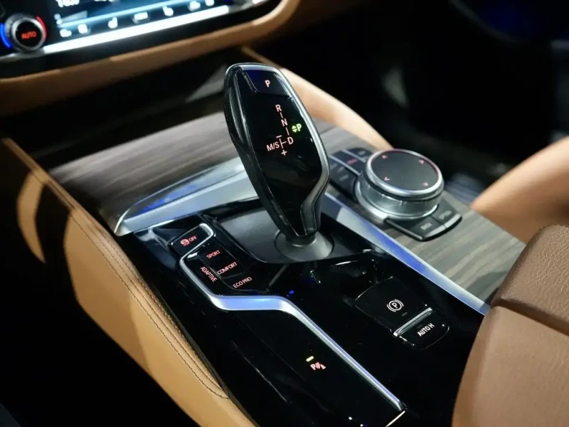 BMW 550 * Harman Kardon * CARFAX* ОПЦИЯ ЗА ФИНАНСИРАНЕ* , снимка 10 - Автомобили и джипове - 53231971