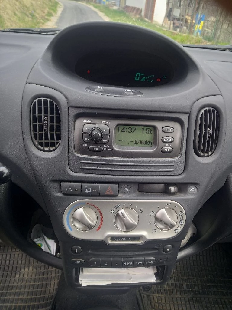 Toyota Yaris verso 1.3 vvt-i, снимка 11 - Автомобили и джипове - 40009160