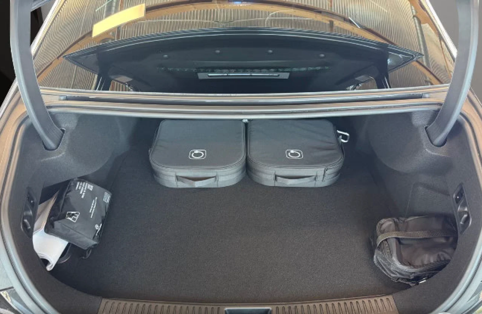 Mercedes-Benz E 300 e Avantgarde Hyperscreen Pano - изображение 7