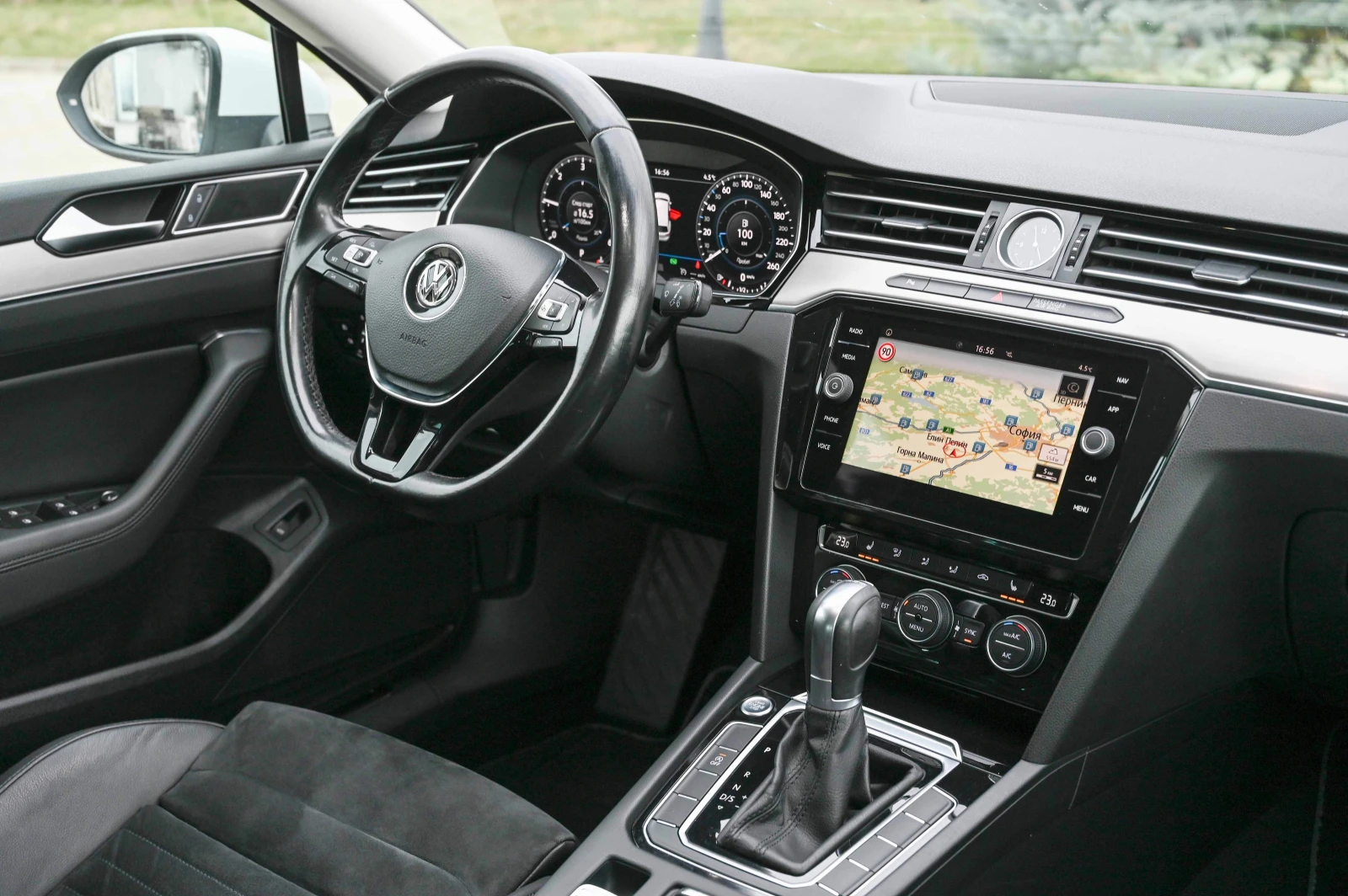 VW Passat 2.0TDI* R-LINE* DIGITAL* Камера* Matrix* ACC* Germ, снимка 13 - Автомобили и джипове - 53923043