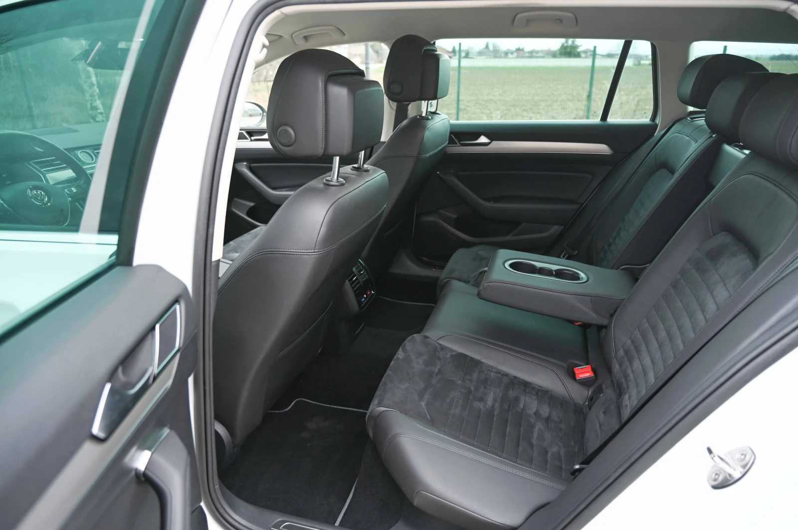 VW Passat 2.0TDI* R-LINE* DIGITAL* Камера* Matrix* ACC* Germ, снимка 14 - Автомобили и джипове - 53923043