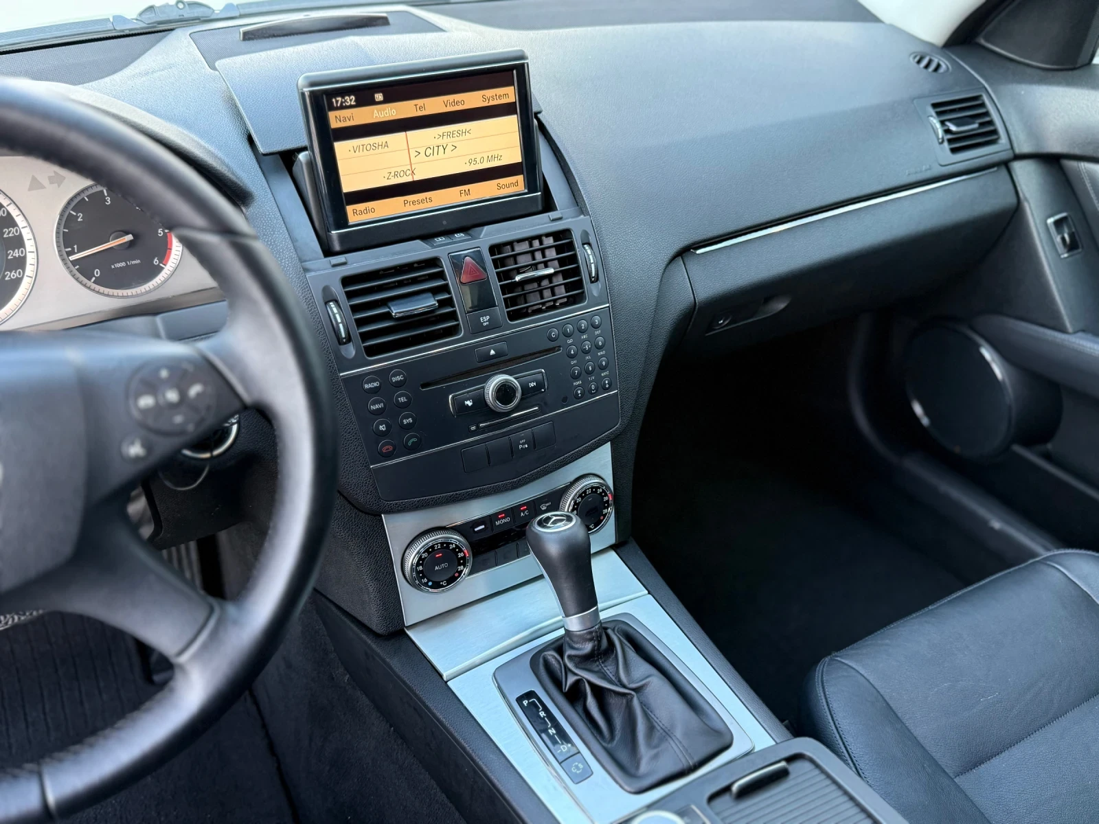 Mercedes-Benz C 220 АВТОМАТ* ОМ646* КОЖА* НАВИГАЦИЯ* НОВИ ГУМИ* ПАРКТР, снимка 10 - Автомобили и джипове - 53989945