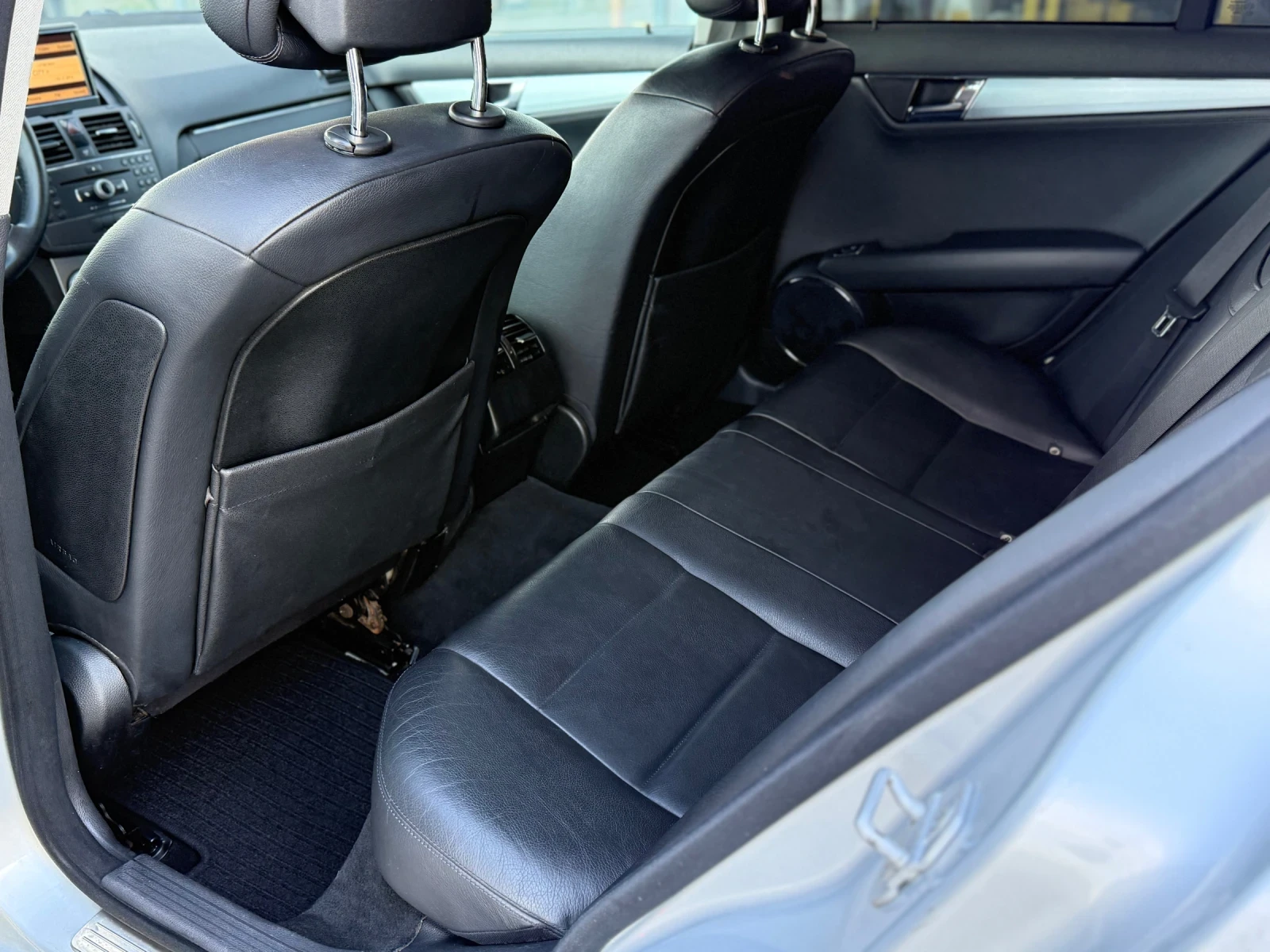 Mercedes-Benz C 220 АВТОМАТ* ОМ646* КОЖА* НАВИГАЦИЯ* НОВИ ГУМИ* ПАРКТР, снимка 12 - Автомобили и джипове - 53989945