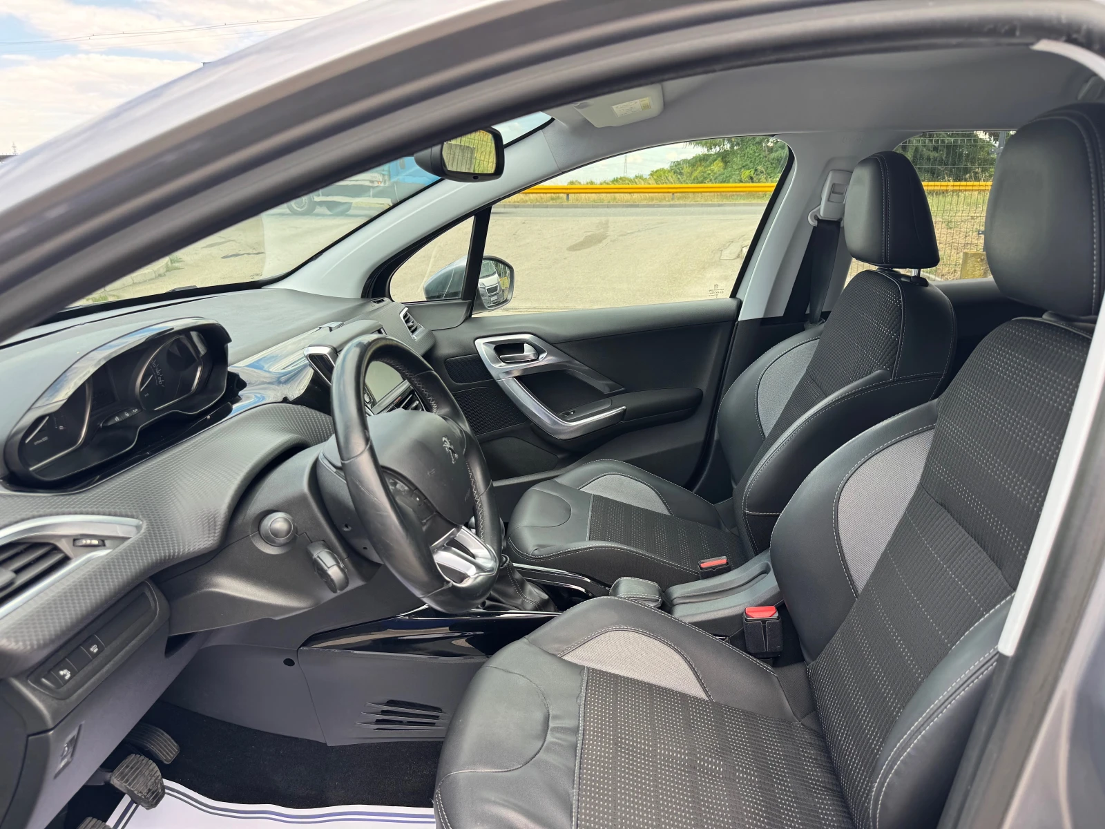 Peugeot 2008 Facelyft 1.6HDI 120kc Allure, снимка 10 - Автомобили и джипове - 55189906