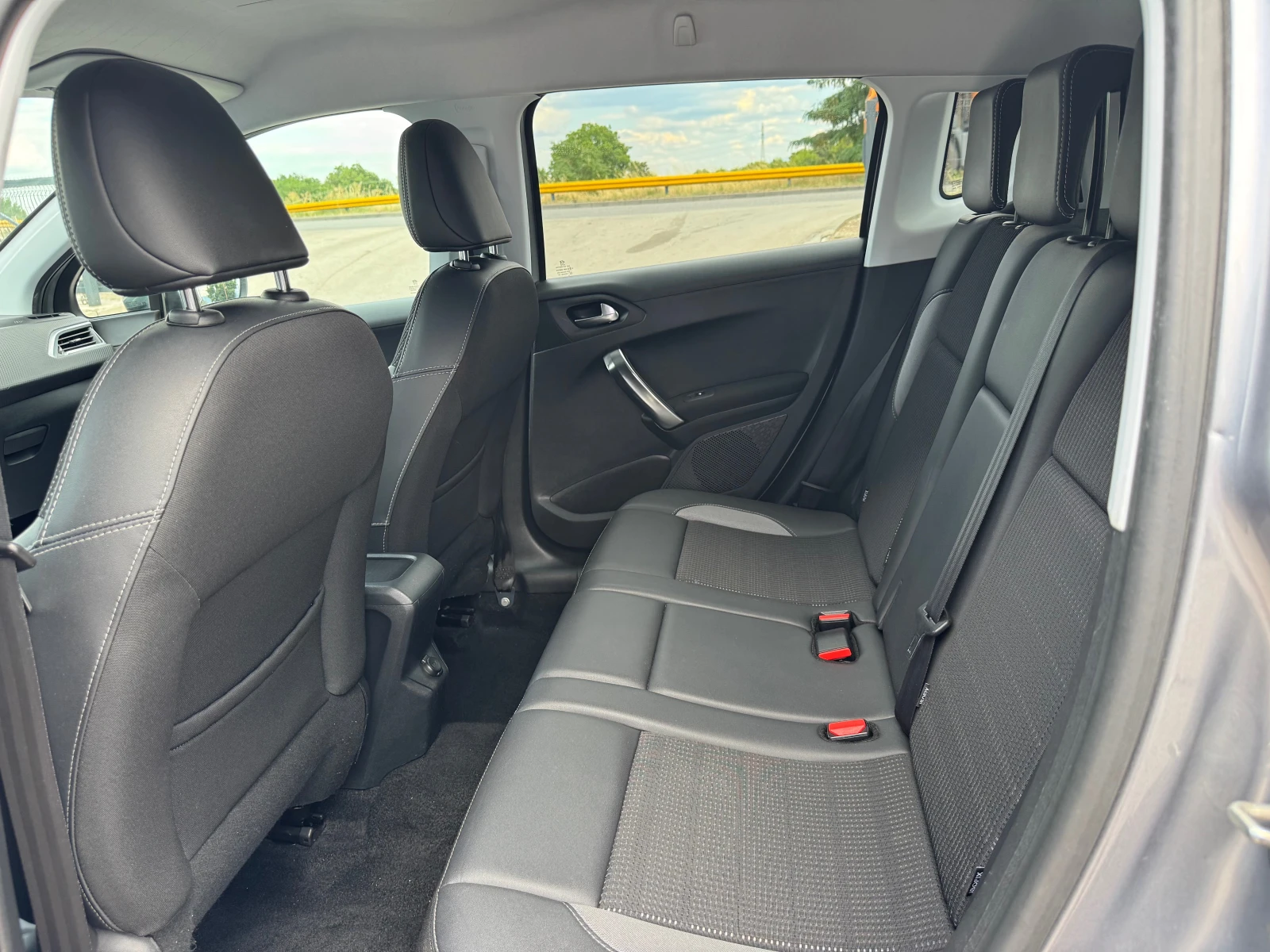 Peugeot 2008 Facelyft 1.6HDI 120kc Allure, снимка 13 - Автомобили и джипове - 55189906