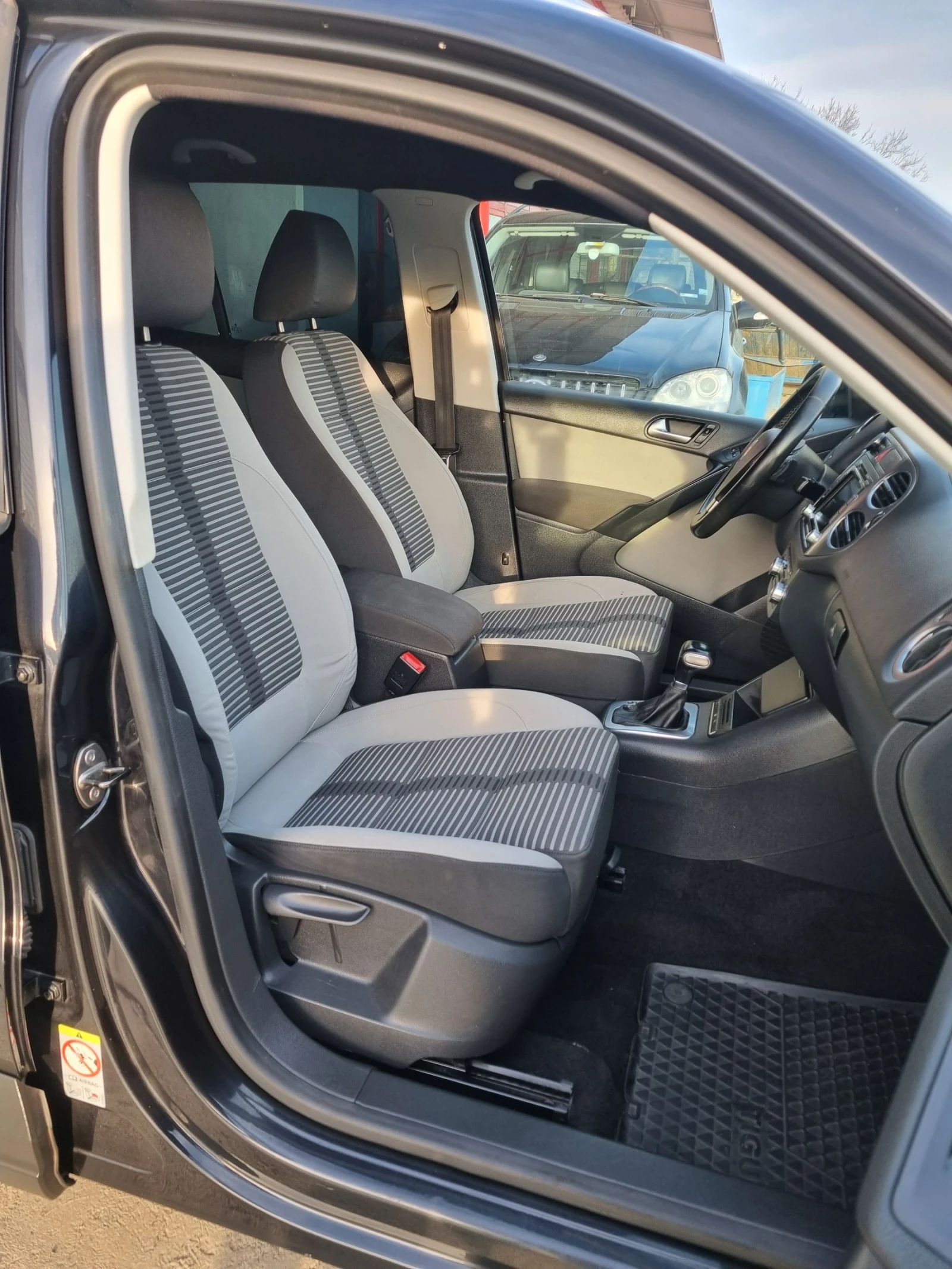 VW Tiguan 2.0tdi 140к.с 4x4 DSG Автомат, снимка 11 - Автомобили и джипове - 53824211