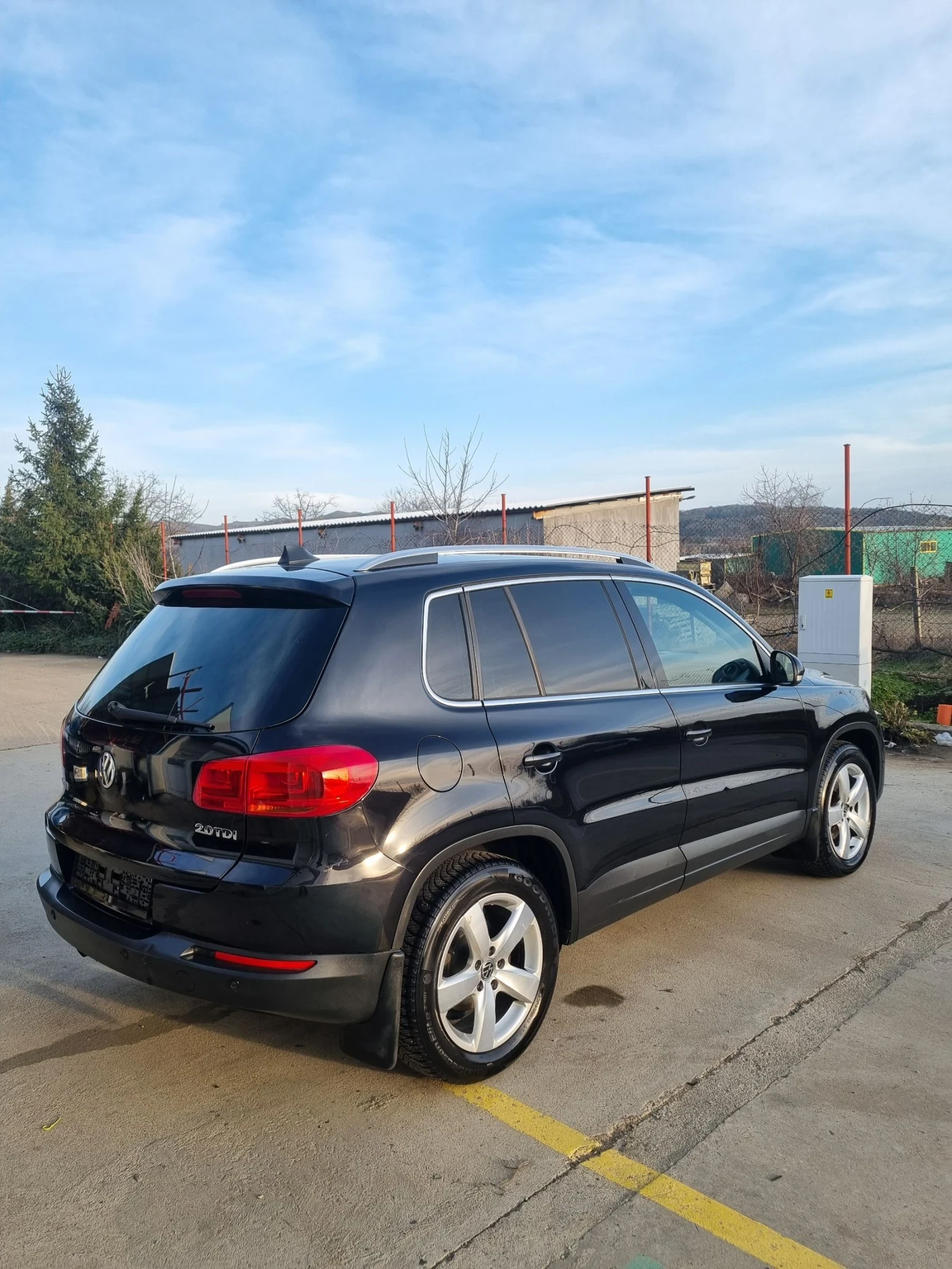 VW Tiguan 2.0tdi 140к.с 4x4 DSG Автомат, снимка 3 - Автомобили и джипове - 53824211