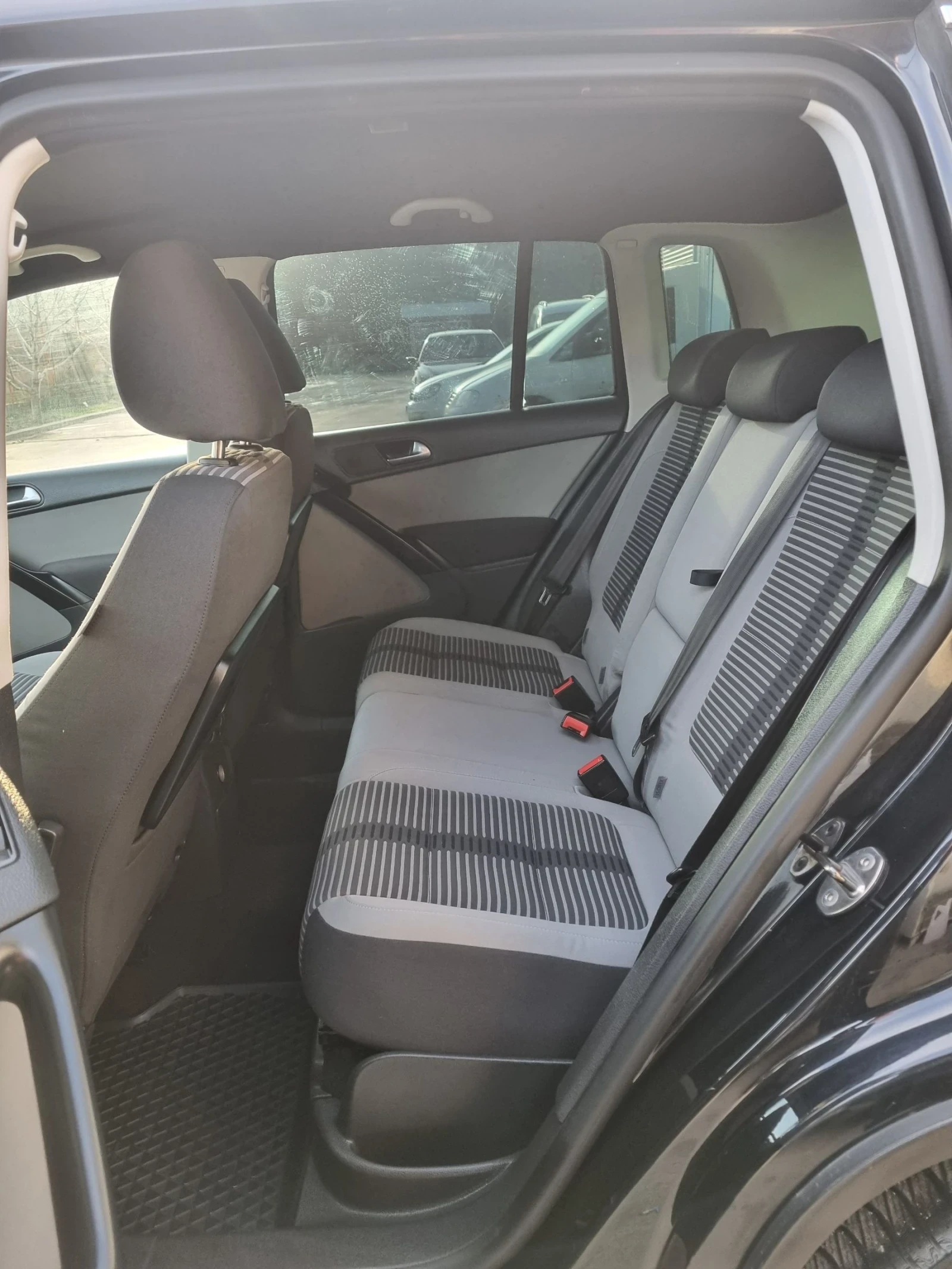 VW Tiguan 2.0tdi 140к.с 4x4 DSG Автомат, снимка 12 - Автомобили и джипове - 53824211