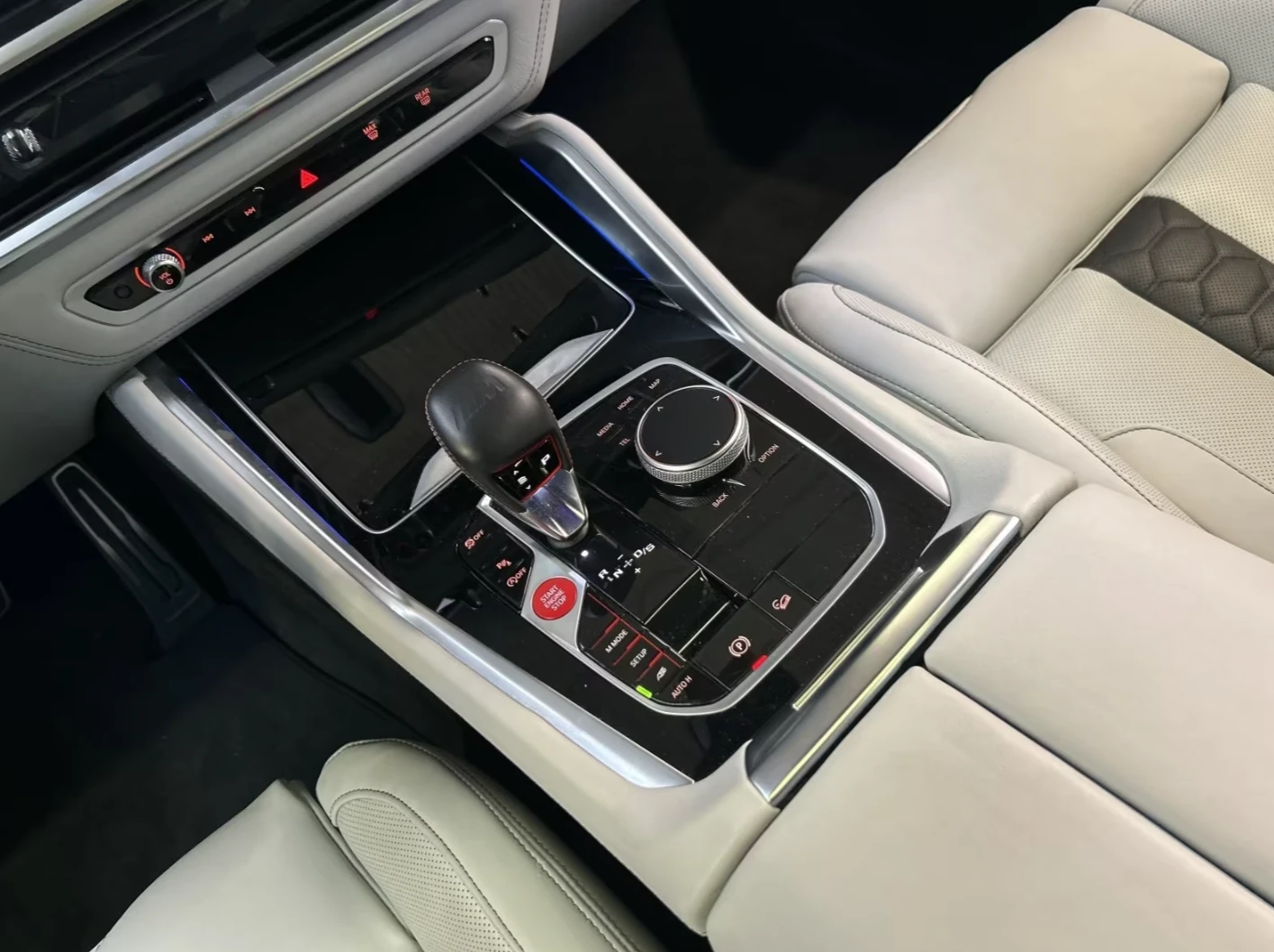 BMW X5 M COMPETITION * BOWERS & WILKINS* SKY LOUNGE* 360*, снимка 9 - Автомобили и джипове - 54940412